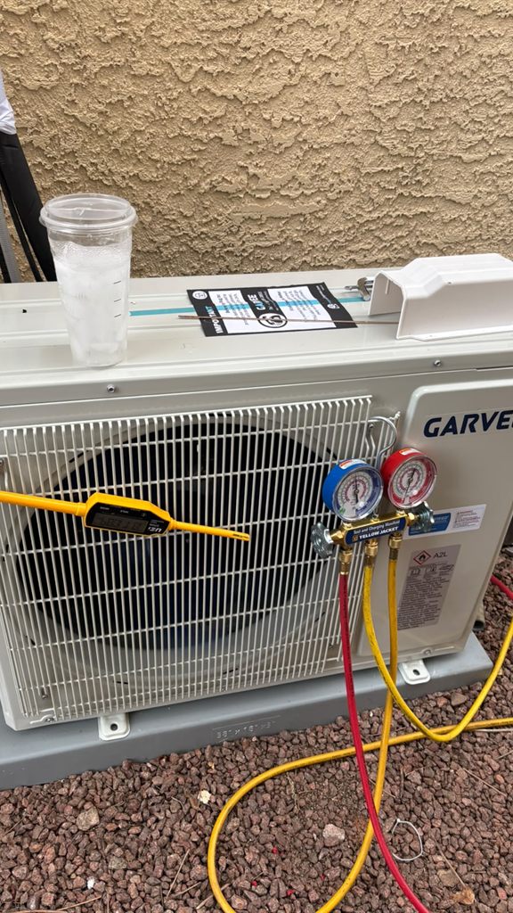 Instalación de mini-split GARVEE con manómetros conectados
