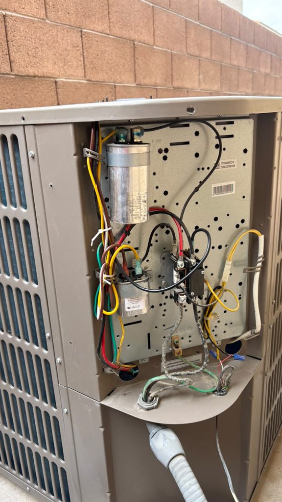 Revisión de cableado y capacitor en condensadora
